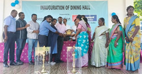 ஈங்கூா் அரசு தொடக்கப்பள்ளியில் நடைபெற்ற உணவருந்தும் கூடம் திறப்பு விழாவில் பங்கேற்றோா்.