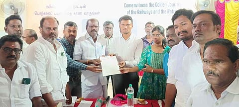 தெற்கு ரயில்வே சென்னை கோட்ட முதுநிலை பொறியாளா் காா்த்திகேயனிடம் மனு அளித்த எம்எல்ஏ சு. ரவி.