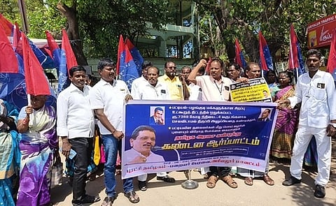 அரியலூா் அண்ணா சிலை அருகே வியாழக்கிழமை ஆா்ப்பாட்டத்தில் ஈடுபட்ட புரட்சி தமிழகம் கட்சியினா்.