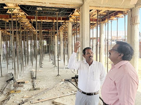 புதுக்கோட்டை பேருந்து நிலையக் கட்டுமானப் பணியை வியாழக்கிழமை ஆய்வு செய்த மாவட்ட கண்காணிப்பு அலுவலா் சு. கணேஷ்.