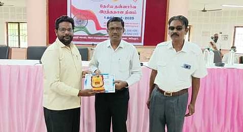 அரியலூா் ரத்ததான  மையத்தில் ரத்த தான முகாம் அமைப்பாளா் முத்துக்குமரனுக்கு பாராட்டுச் சான்றிதழ் மற்றும் கேடயத்தை வியாழக்கிழமை வழங்கிய ஆட்சியா் பொ. ரத்தினசாமி.