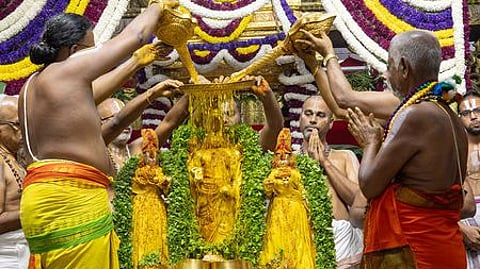 திருமலையில் புஷ்பயாகம்: 9 டன் மலா்களால் அபிஷேகம்