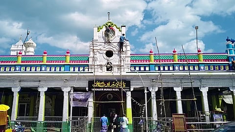 நாகூா் தா்காவில் வா்ணம் பூசும் பணி