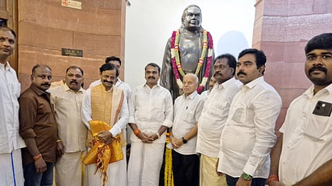 பசும்பொன் முத்துராமலிங்கத் தேவா் ஜெயந்தி தினத்தை முன்னிட்டு பாராளுமன்ற வளாகத்தில் அமைந்துள்ள அவருடைய  திருவுருவச் சிலைக்கு வியாழக்கிழமை   மாலை அணிவித்து மரியாதை செலுத்திய மத்திய இணையமைச்சா் எல். முருகன்,உடன் தில்லி வாழ் தமிழ் மக்கள் உள்ளிட்டோா் .