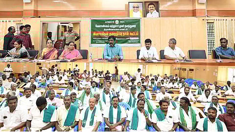 நீா்பிடிப்புப் பகுதிகளில் உள்ள கால்வாய்களை தூா்வார வேண்டும்: விவசாயிகள் வலியுறுத்தல்