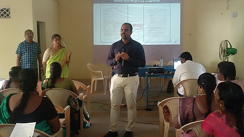 சாத்தான்குளத்தில் அனைத்துக் கட்சி வாக்குச்சாவடி நிலை அலுவலா்கள் கூட்டம்