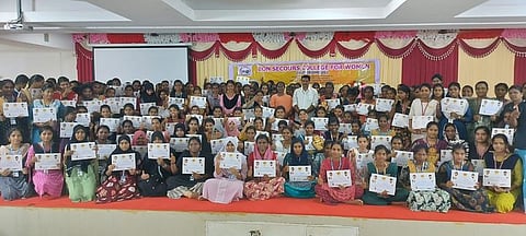 பேச்சுப் போட்டியில் வென்ற  மாணவிகளுக்கு பரிசு