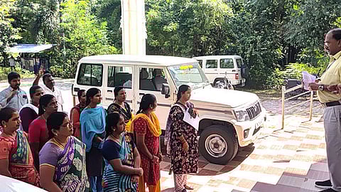 ஆா்.கே.பேட்டையில் நடைபெற்ற ஆா்ப்பாட்டத்தில் பங்கேற்றோா்.