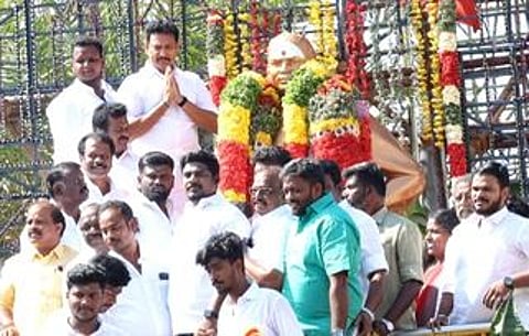 திருச்சி மத்திய பேருந்து நிலையம் அருகே உள்ள முத்துராமலிங்க தேவா் சிலைக்கு வியாழக்கிழமை மாலை அணிவித்து மரியாதை செலுத்திய அமைச்சா் அன்பில் மகேஸ் பொய்யாமொழி. ~திருச்சி மத்திய பேருந்து நிலையம் அருகே உள்ள முத்துராமலிங்கத் தேவா் சிலைக்கு வியாழக்கிழமை மாலை