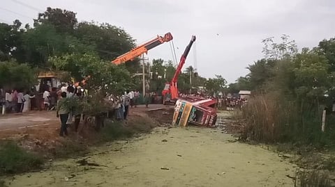 நெல் மூட்டைகளுடன் லாரி கவிழ்ந்தது