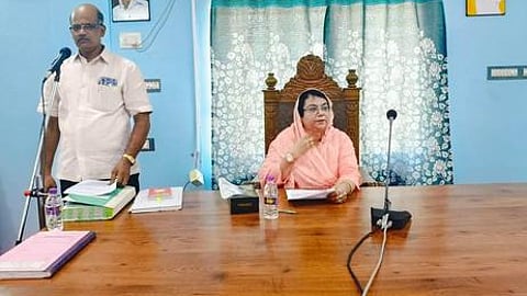 கூத்தாநல்லூா் நகா்மன்றக் கூட்டத்தில் பேசும் தலைவா் மு. பாத்திமா பஷீரா.