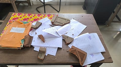 வட்டாரக் கல்வி அலுவலகத்தில்
சரிந்து விழுந்த மேற்கூரை ஓடுகள்