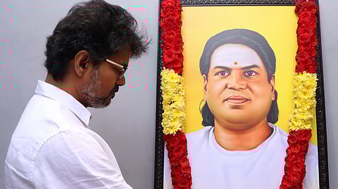 பசும்பொன் முத்துராமலிங்கத் தேவரின் உருவப்படத்துக்கு மரியாதை செலுத்திய தவெக தலைவர் விஜய்.