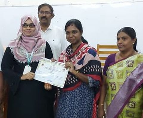 பேச்சுப் போட்டியில் வென்ற கல்லூரி மாணவிக்கு பாராட்டு