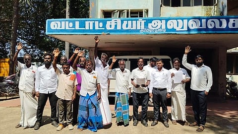 வட்டாட்சியா் அலுவலகத்தை முற்றுகையிட்ட விவசாயிகள்.