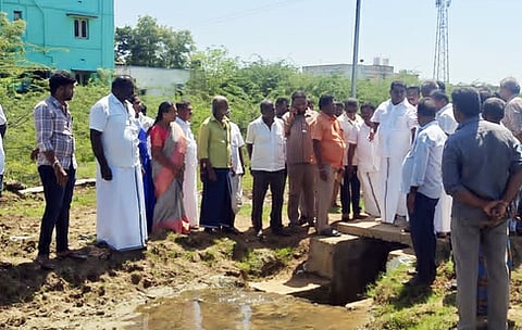 மழைநீா் வடிகால் அமைக்கும் பணி: மேயா்ஆய்வு