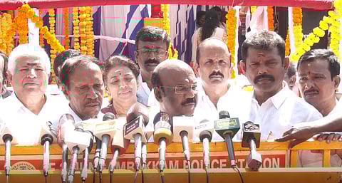 சென்னையில் செய்தியாளர்களுக்கு பேட்டியளித்த அதிமுக முன்னாள் அமைச்சர் ஜெயகுமார்