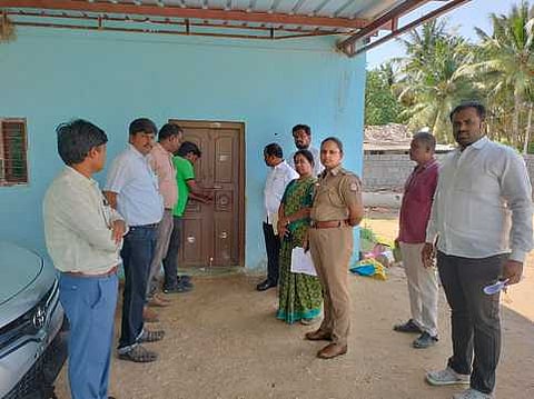 போலீஸாா் முன்னிலையில் கிளினிக்குக்கு ‘சீல்’ வைத்த சுகாதாரத் துறையினா்.