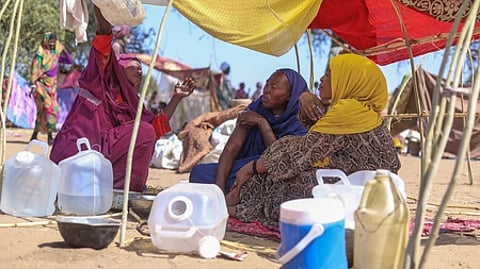 ஆா்எஸ்எஃப் படை முன்னேறியதால் அல்-பாஷா் நகரைவிட்டு வெளியேறி தாவிலா பகுதி முகாமில் தஞ்சமடைந்துள்ள நகரவாசிகள்.