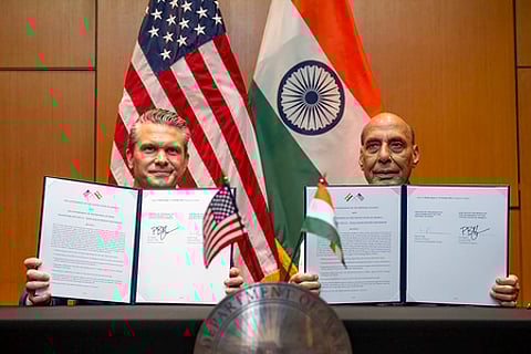 கோலாலம்பூரில் இந்தியா-அமெரிக்கா இடையே வெள்ளிக்கிழமை கையொப்பமான பாதுகாப்புத் துறை ஒப்பந்தத்துடன் இருநாட்டு பாதுகாப்புத் துறை அமைச்சா்கள் ராஜ்நாத் சிங், பீட் ஹெக்செத்.