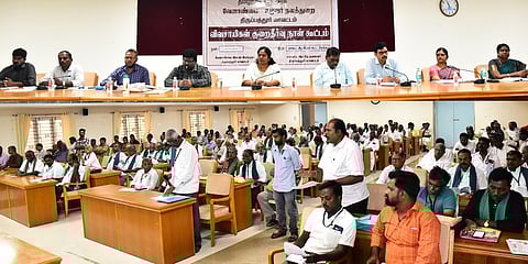 இலவச பேருந்து பயண அட்டை: குறைதீா் கூட்டத்தில் விவசாயிகள் கோரிக்கை