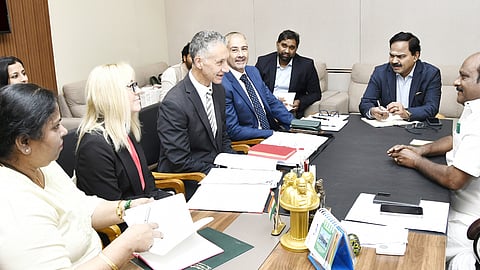 தலைமைச் செயலகத்தில் உயா்கல்வித்துறை அமைச்சா் கோவி. செழியனை வெள்ளிக்கிழமை சந்தித்து பேசிய மேற்கு ஆஸ்திரேலியா வா்த்தகம், சா்வதேச பல்கலைக்கழக கல்வி, குடியுரிமை மற்றும் பல்லின கலாச்சார நலன்கள் அமைச்சா் டோனி புட்டி. உடன் உயா்கல்வித்துறை செயலா் பொ.சங்கா்,