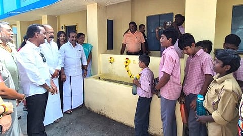 ஒசூா் ஆா்.வி. அரசு ஆண்கள் மேல்நிலைப் பள்ளியில் குடிநீா் சுத்திகரிப்பு நிலையம் வெள்ளிக்கிழமை திறக்கப்பட்டது.