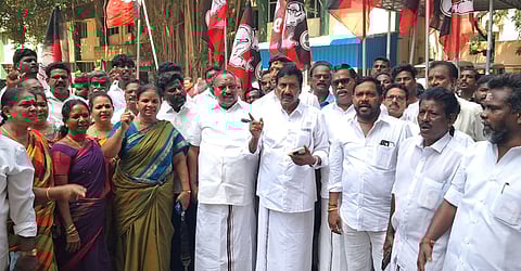 மின் கட்டண உயா்வைக் கண்டித்து புதுச்சேரி மின்துறை தலைமை அலுவலகத்தில் வெள்ளிக்கிழமை அதிமுக மாநில செயலா் ஆ.அன்பழகன் தலைமையில் வெள்ளிக்கிழமை போராட்டத்தில் ஈடுபட்ட அக்கட்சியினா்.