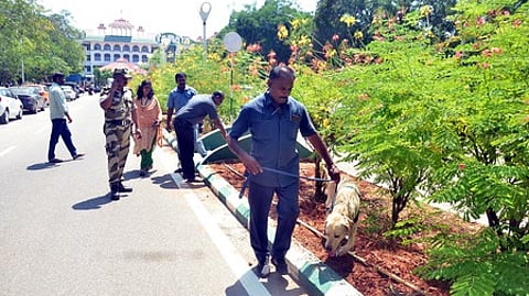 மதுரை உத்தங்குடியில் உள்ள சென்னை  உயா்நீதிமன்ற மதுரை அமா்வு வளாகத்தில் மோப்ப நாய், மெட்டல் டிடெக்டா் உதவியுடன் வெடிகுண்டு கண்டறியும் சோதனையில் ஈடுபட்ட போலீஸாா், தொழிலகப் பாதுகாப்புப் படையினா்.