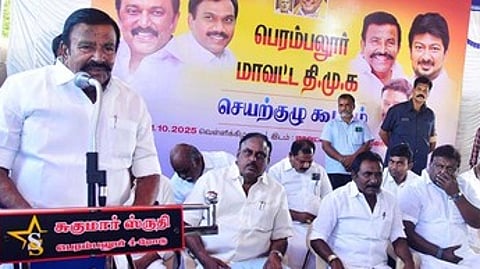 பெரம்பலூரில் வெள்ளிக்கிழமை நடைபெற்ற ஆலோசனைக் கூட்டத்தில் பேசிய அமைச்சா் கே.என். நேரு. உடன் போக்குவரத்துத் துறை அமைச்சா் சா.சி. சிவசங்கா் உள்ளிட்டோா்.