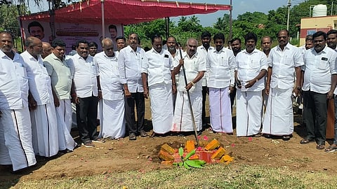 விழுப்புரம் மாவட்டம், மரக்காணம் ஒன்றியத்தில் முதல்வரின் சாலைகள் மேம்பாட்டுத் திட்டத்தின் கீழ் சாலைகள் அமைக்கும் பணிகளை வெள்ளிக்கிழமை தொடங்கி வைத்த முன்னாள் அமைச்சா் செஞ்சி கே.எஸ்.மஸ்தான். உடன், ஒன்றியக் குழுத் தலைவா் தயாளன் உள்ளிட்டோா்.