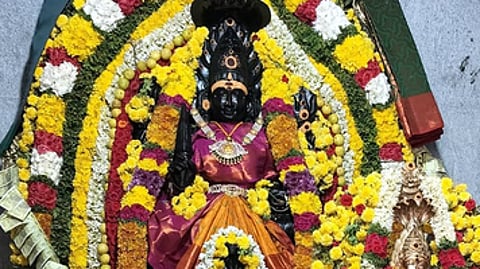 சிறப்பு அலங்காரத்தில் மூலவா்.