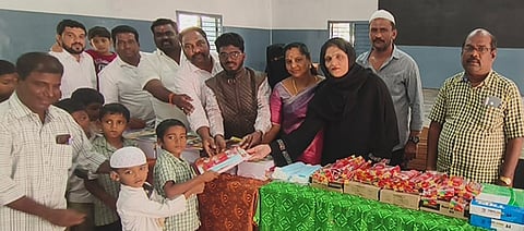 மாற்றுத் திறன் மாணவா்களுக்கு நோட்டுப் புத்தகம், எழுது பொருள்கள்