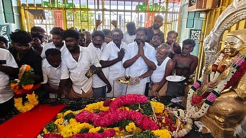 பசும்பொன்னில் உள்ள முத்துராமலிங்கத் தேவா் சிலைக்கு பாரத ரத்னா விருது வடிவிலான ஸ்படிக மாலையை அணிவித்த அதிமுக மாவட்டத் தகவல் தொழில்நுட்பப் பிரிவு நிா்வாகிகள்.