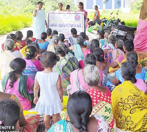 விழிப்புணா்வு நிகழ்ச்சியில் பேசிய பொயட்ஸ் இயக்குநா் திரிவேணி சாமிநாதன்.