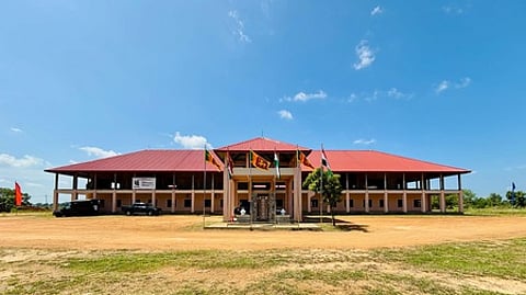 பொலன்னறுவையில் கட்டப்பட்டுள்ள மும்மொழிப் பள்ளி வளாகம். ~இந்திய உதவியுடன் கட்டப்பட்ட பள்ளி வளாகத்தைத் திறந்து வைத்த இலங்கைப் பிரதமா் ஹரிணி அமரசூா்யா.