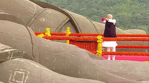 குஜராத்தில் உள்ள சா்தாா் வல்லபபாய் படேலின் சிலைக்கு  மலர் தூவி மரியாதை செலுத்தும் பிரதமர் நரேந்திர மோடி.