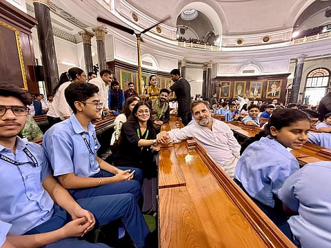 நாடாளுமன்ற கட்டடத்தில் பள்ளி மாணவர்களுடன் ராகுல் காந்தி