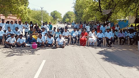 ஸ்ரீவில்லிபுத்தூரில் அமைந்துள்ள மாவட்ட நீதிமன்றம் முன்  வெள்ளிக்கிழமை சாலை மறியல் போராட்டத்தில் ஈடுபட்ட வழக்குரைஞா்கள்.