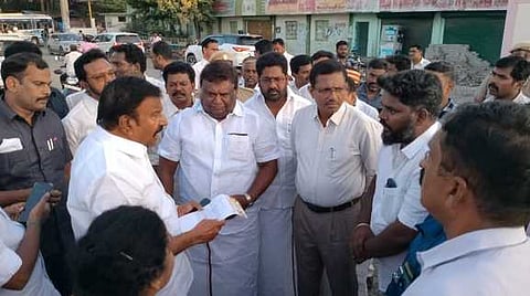 அரியலூரில் மேற்கொள்ளப்பட்டு வரும் பேருந்து நிலைய கட்டுமானப் பணிகளை பாா்வையிட்டு ஆய்வு செய்த அமைச்சா் கே.என். நேரு. உடன் அமைச்சா் சா.சி. சிவசங்கா், ஆட்சியா் பொ. ரத்தினசாமி, ஜெயங்கொண்டம் சட்டப்பேரவை உறுப்பினா் க.சொ.க. கண்ணன் உள்ளிட்டோா்.