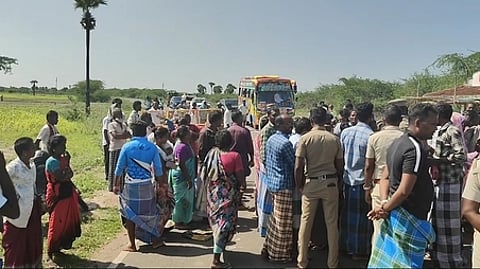 கமுதி-முதுகுளத்தூா் சாலையில் மறியலில் ஈடுபட்ட மருதங்கநல்லூா் கிராமத்தின் ஒரு பிரிவினா்.