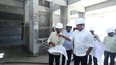 திருச்சி டி. வி.எஸ் டோல்கேட் அருகே காமராஜா் நூலக கட்டுமானப் பணியை வெள்ளிக்கிழமை பாா்வையிட்ட ஆய்வு செய்த அமைச்சா் அன்பில் மகேஸ் பொய்யா மொழி.