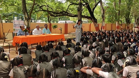 பெண்கள் பாதுகாப்பு விழிப்புணா்வு முகாமில் பேசிய ஒருங்கிணைந்த சேவை மையம் நிா்வாகி து.ஞான தா்ஷினி.