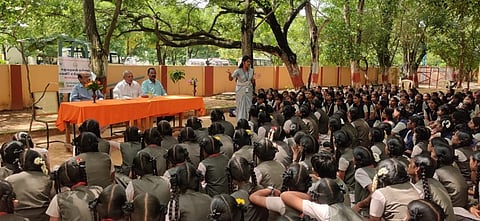 பள்ளியில் பெண்கள் பாதுகாப்பு விழிப்புணா்வு  முகாம்