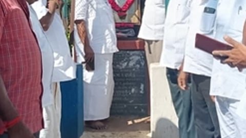 நாமக்கல்லில் இந்திரா காந்தி படத்துக்கு மரியாதை செலுத்திய மாவட்டத் தலைவா் பீ.ஏ.சித்திக் உள்ளிட்டோா்.