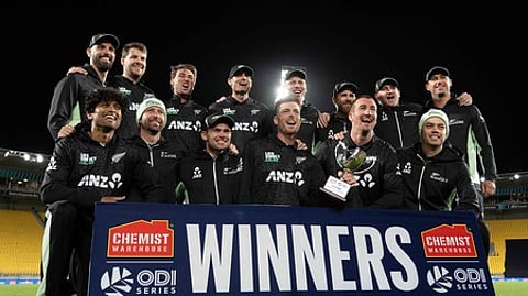 கோப்பையுடன் நியூஸிலாந்து வீரா்கள்.