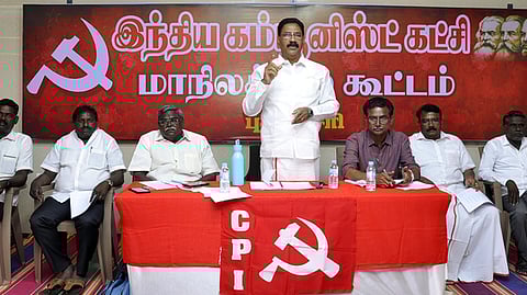 புதுச்சேரி மூலக்குளத்தில் சனிக்கிழமை நடைபெற்ற இந்திய கம்யூனிஸ்ட் மாநிலக் குழு கூட்டத்தில் பேசுகிறாா் கட்சியின் மாநில செயலா் அ.மு.சலீம்.