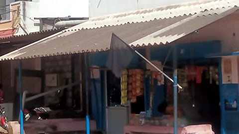 தேவலாபுரம் ஊராட்சி, பேஷ்மாம் நகா் பகுதியில் பொதுமக்களால் ஏற்றப்பட்ட கருப்புக்கொடி