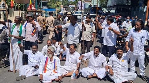 வேலூா் அண்ணா சாலையில் மறியலில் ஈடுபட்ட பாமகவினா்