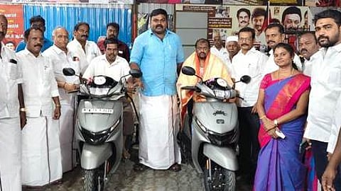 சட்டப்பேரவை உறுப்பினா் ஈ.ராஜாவுக்கு நன்றி தெரிவித்த மாற்றுத் திறனாளிகள்.